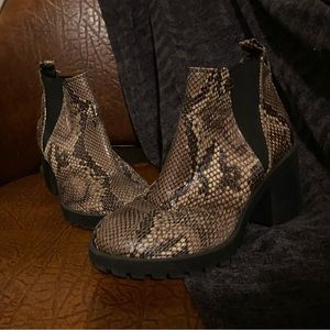 Snakeskin boots — 6.0
